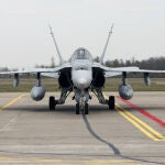 Un caza F-18 del Ejército del Aire durante uno de sus despliegues en Lituania con la OTAN