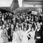 Simpatizantes del Frente Popular posan con el puño en alto junto a una estrella de cinco puntas en el año 1936