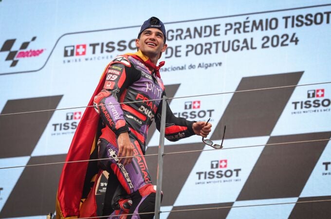 Jorge Martín celebra en el podio su victoria en Portimao
