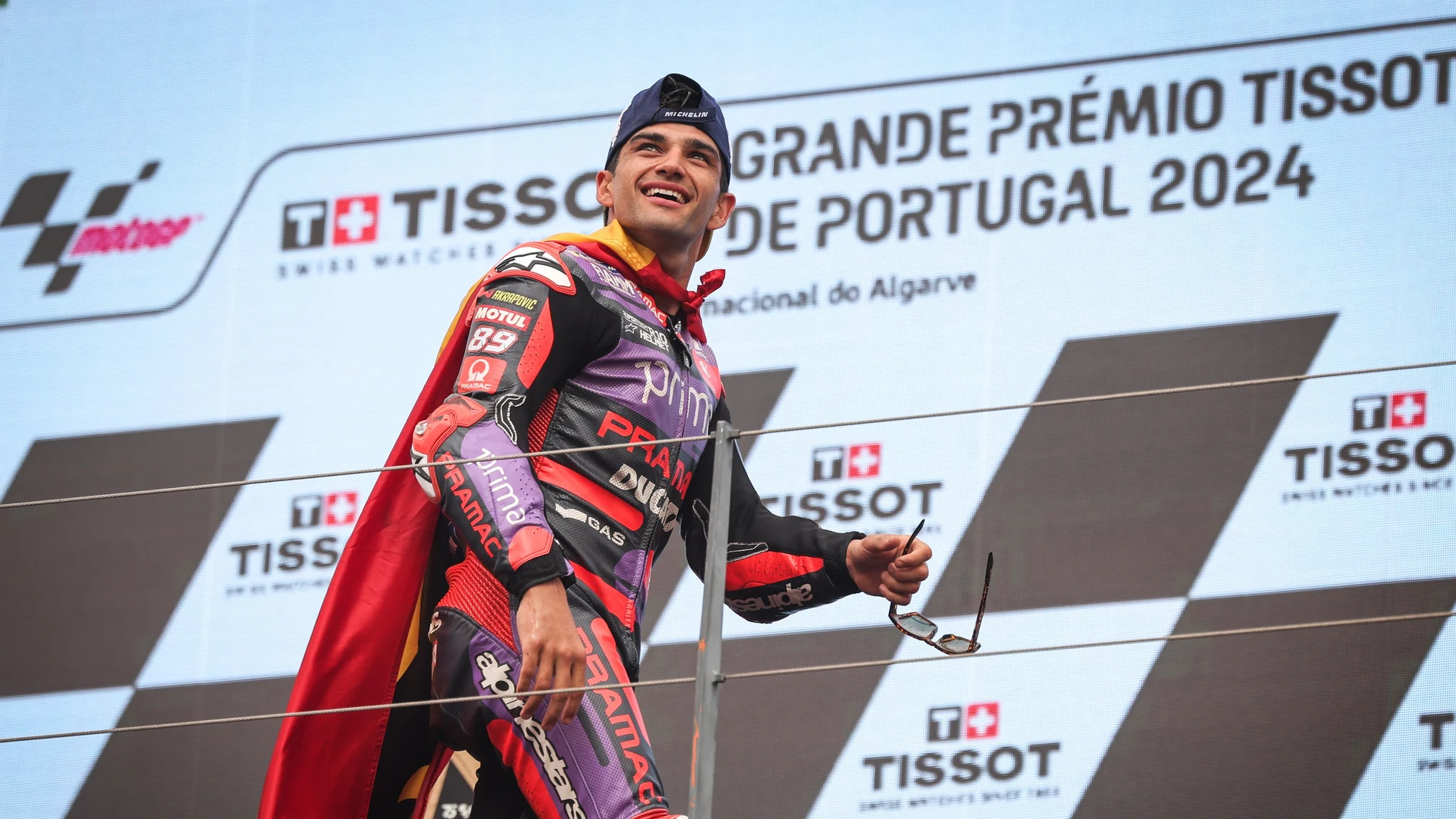 Jorge Martín celebra en el podio su victoria en Portimao