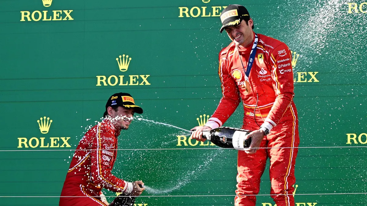 Esto es lo que gana al año, al mes y a la semana Carlos Sainz por pilotar en Ferrari