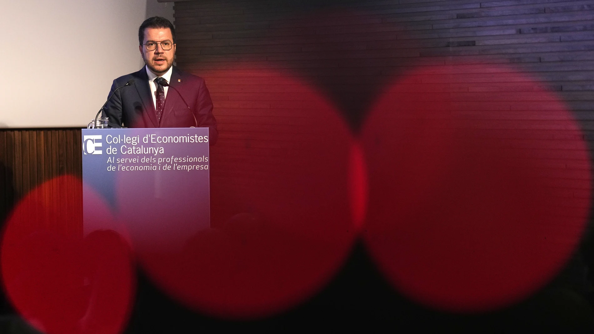El presidente Pere Aragonès, durante la conferencia pronunciada este mediodía en el Col.legi d.Economistas de Catalunya sobre "Los retos económicos para Cataluña y la propuesta de financiación singular". 