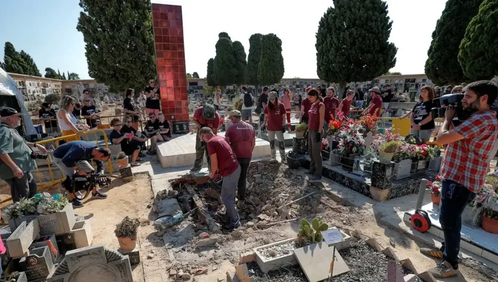 Trabajos de exhumación de la fosa 112 del cementerio municipal de Paterna