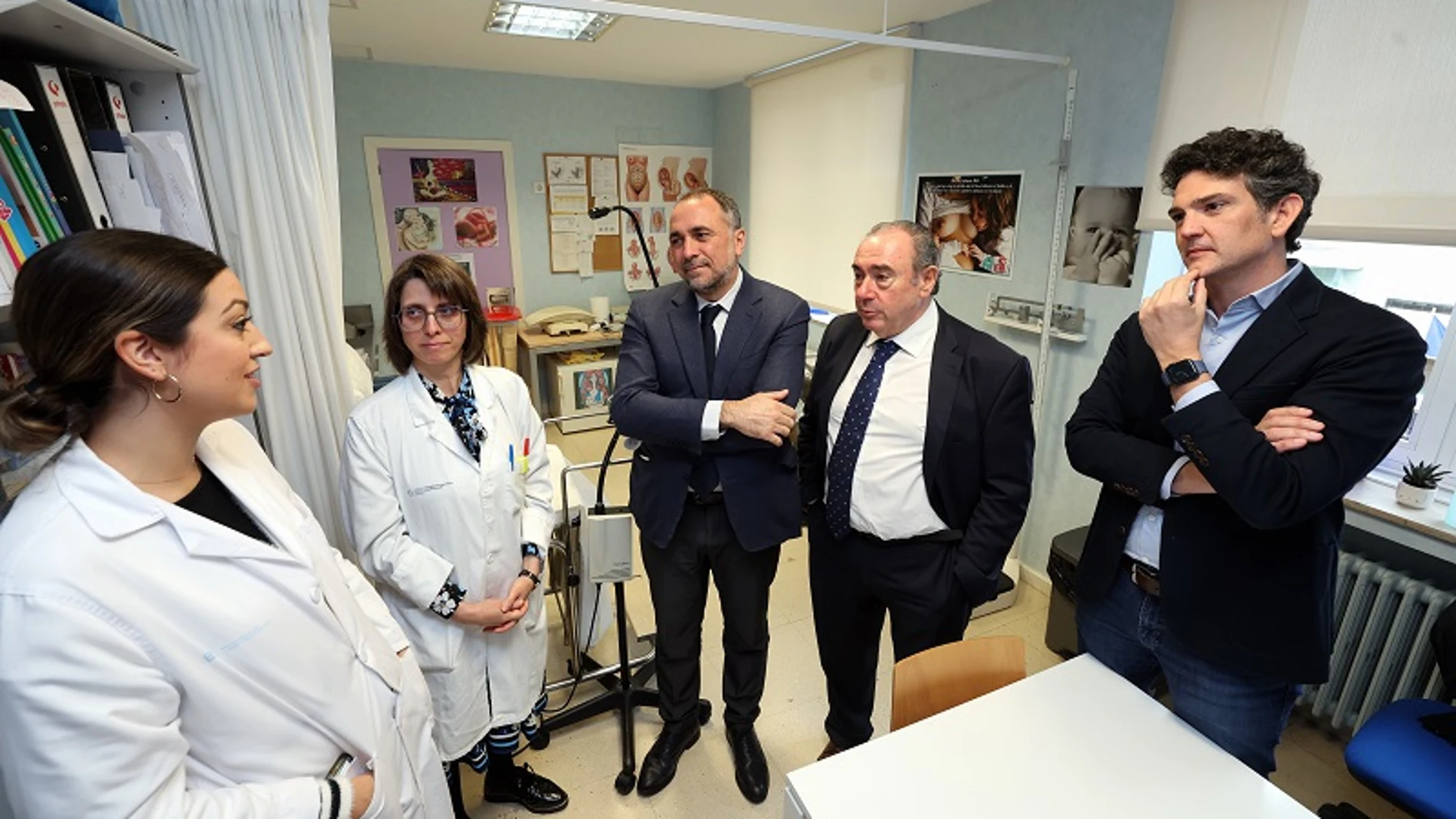 El conselleiro de Sanidad ha visitado hoy el centro de salud de la Plaza de Ferrol, en Lugo. 