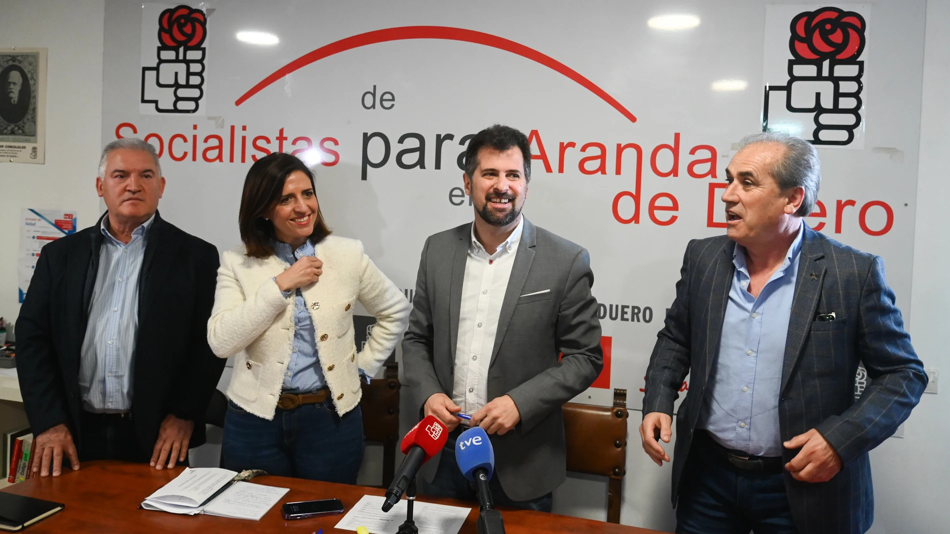 Luis Tudanca junto a Esther Peña, Luis Briones, e Ildefonso Sanz, en la rueda de prensa realizada en Arana de Duero (Burgos)