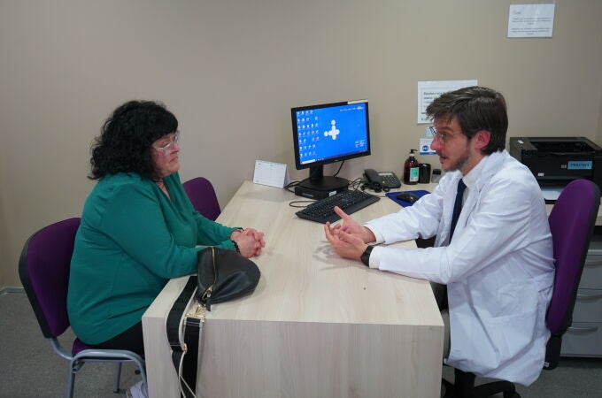 El doctor Juan M. Pericàs visita a una paciente con hígado graso