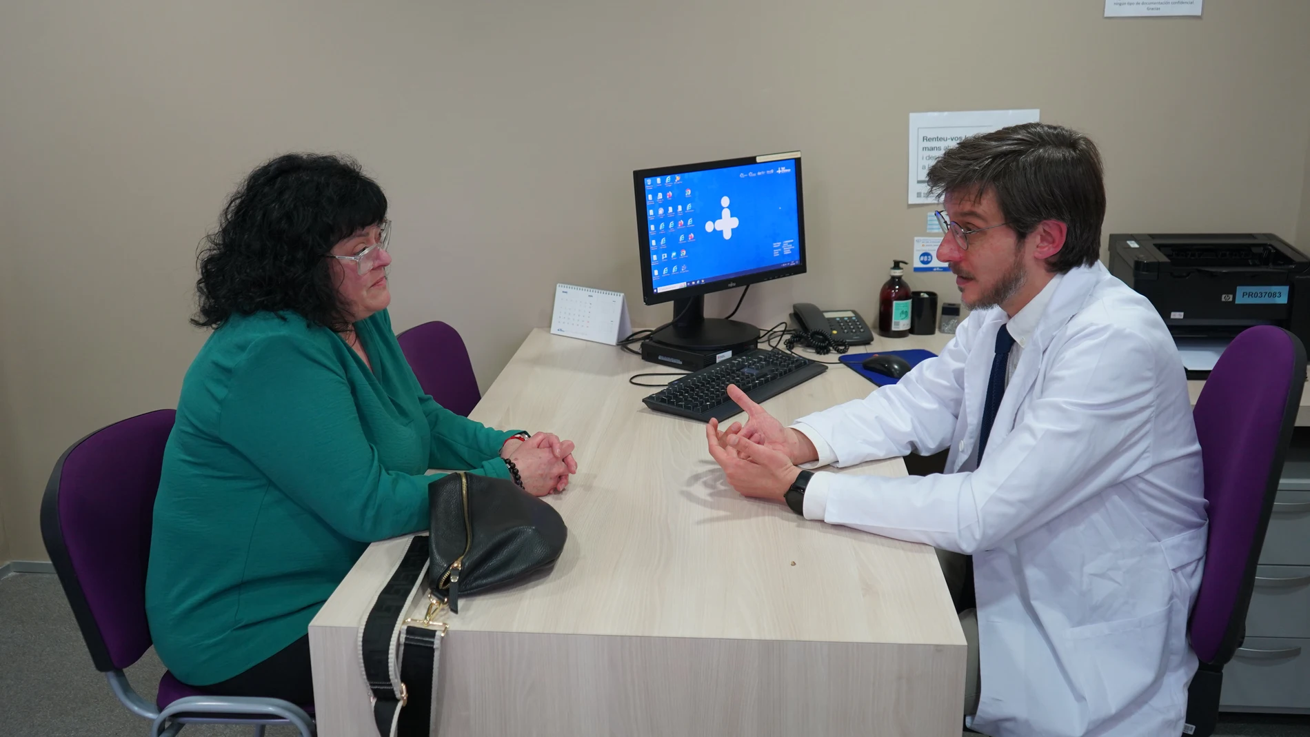 El doctor Juan M. Pericàs visita a una paciente con hígado graso