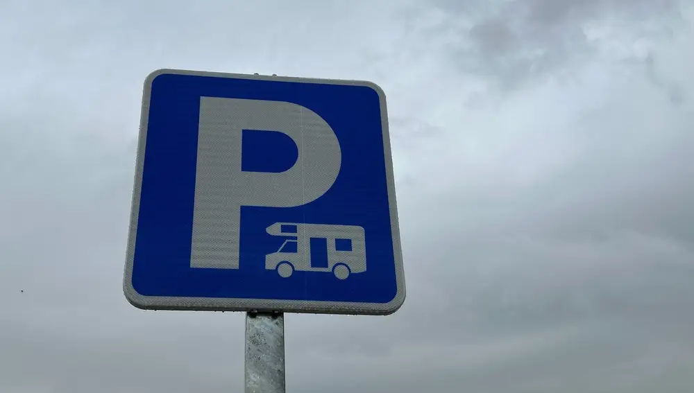 Señal del nuevo aparcamiento de autocaravanas de Toledo