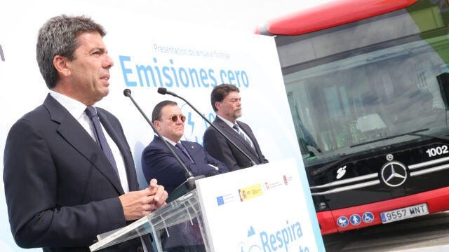 El presidente de la Generalitat, Carlos Mazón, hoy en la presentación de los 18 nuevos autobuses urbanos eléctricos de Alicante.