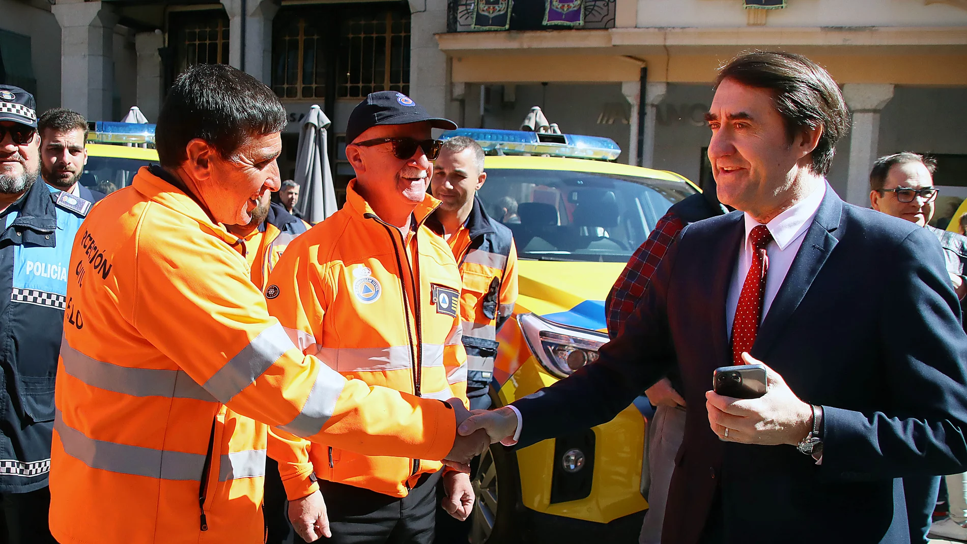 El consejero de Medio Ambiente, Vivienda y Ordenación del Territorio, Juan Carlos Suárez-Quiñones, presenta los vehículos de Protección Civil de la provincia de León