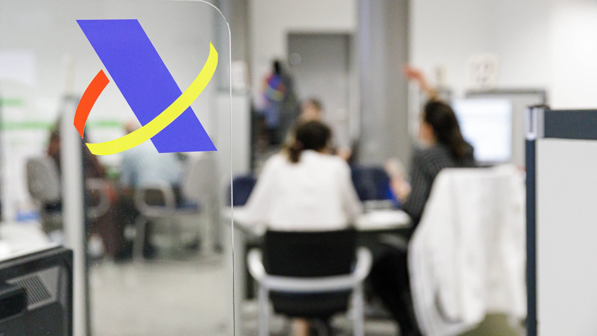 Varias personas son atendidas en la Agencia Tributaria para presentar la declaración de la Renta