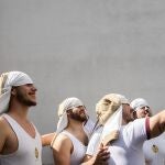 Costaleros de la hermandad del Cerro, en Sevilla, se hacen un selfie