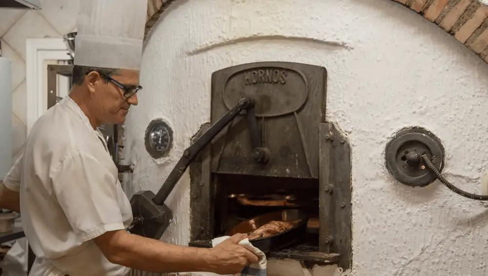 El chef Antonio Ortega en uno de los hornos de Asador de Antonio (Cuenca)