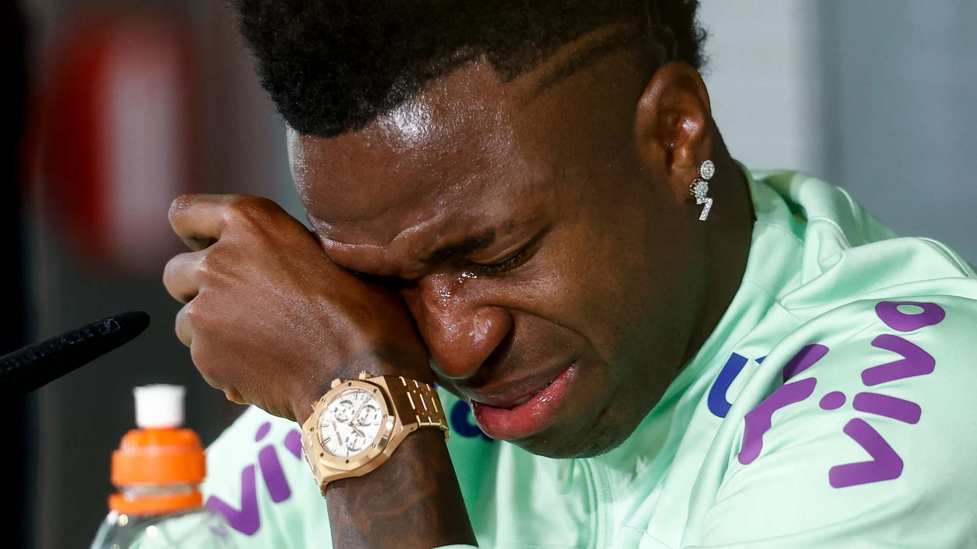 Vinicius Junior breaks down in tears during a press conference after a training session of the Brazil team ahead of a friendly soccer match against Spain on Monday March 25, 2024, in Valdebebas, Madrid, Spain. Vinicius Junior broke down in tears on Monday while talking about the racist insults that he has been subjected to in Spain, saying that he is losing his desire to keep playing because of what he has been going through. (AP Photo/Oscar J. Barroso)