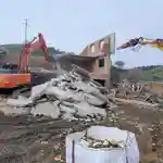 Imagen del proceso de demolición de una construcción ilegal en El Molar