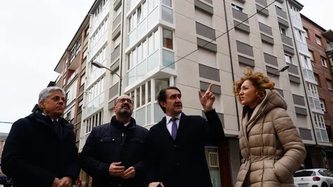 El consejero de Medio Ambiente, Vivienda y Ordenación del Territorio, Juan Carlos Suárez-Quiñones (2D), junto al alcalde de Ponferrada, Marco Morala (2I), la directora general de Vivienda, Arquitectura, Ordenación del Territorio y Urbanismo, María Pardo, y el delegado de la Junta en León, Eduardo Diego (I), durante la visita a uno de los edificios rehabilitados en el barrio de la Puebla de Ponferrada