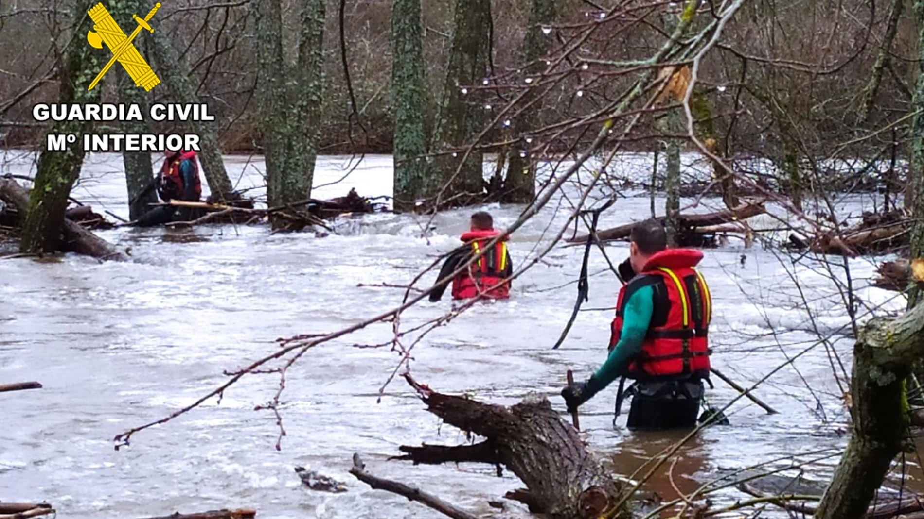  Efectivos de la Guardia Civil buscan a un hombre en el río Arlanza, en la localidad de Villahoz (Burgos)