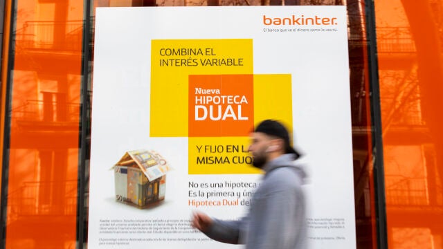 Anuncio de hipoteca en la fachada de una sucursal bancaria. 