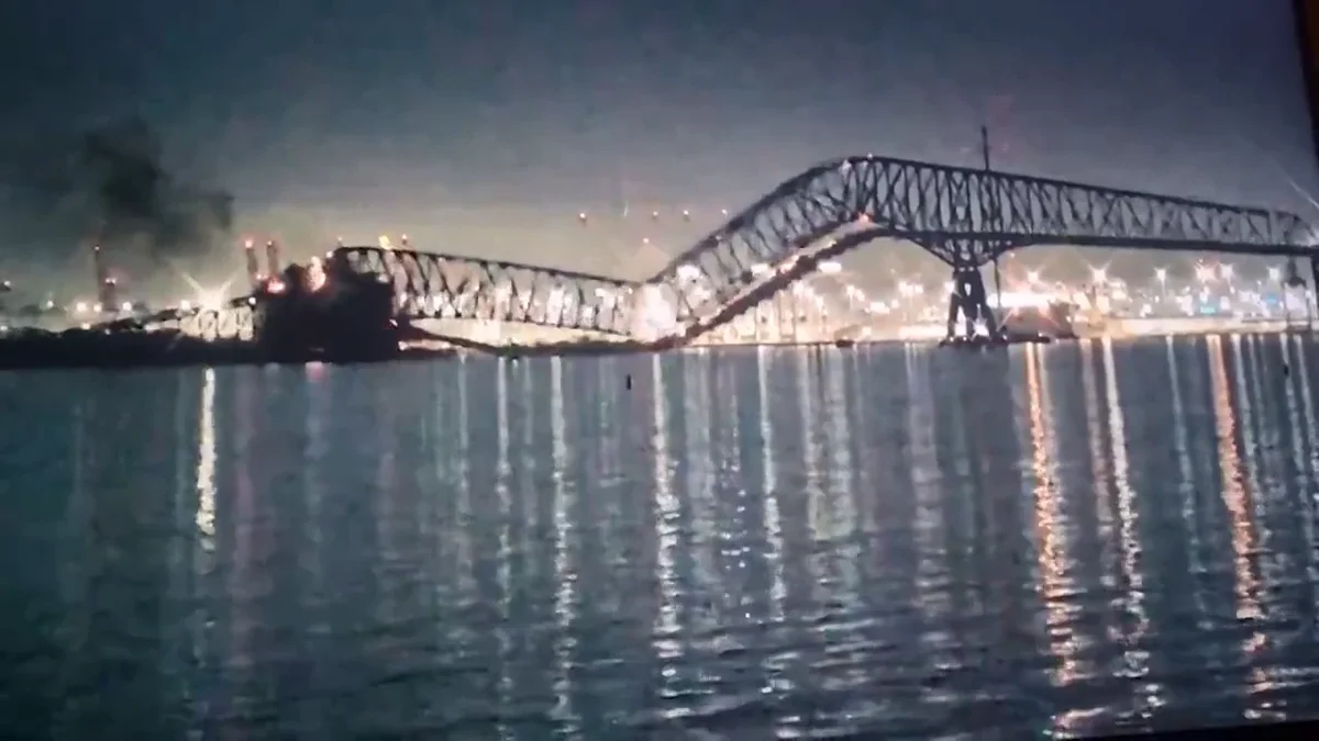 Un carguero derriba el mayor puente de Baltimore mientras lo cruzaban varios vehículos