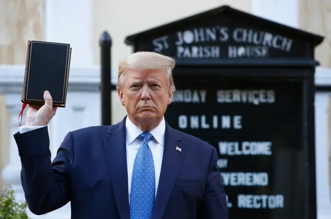 Trump se lanza a vender Biblias en su carrera para recuperar la Casa Blanca