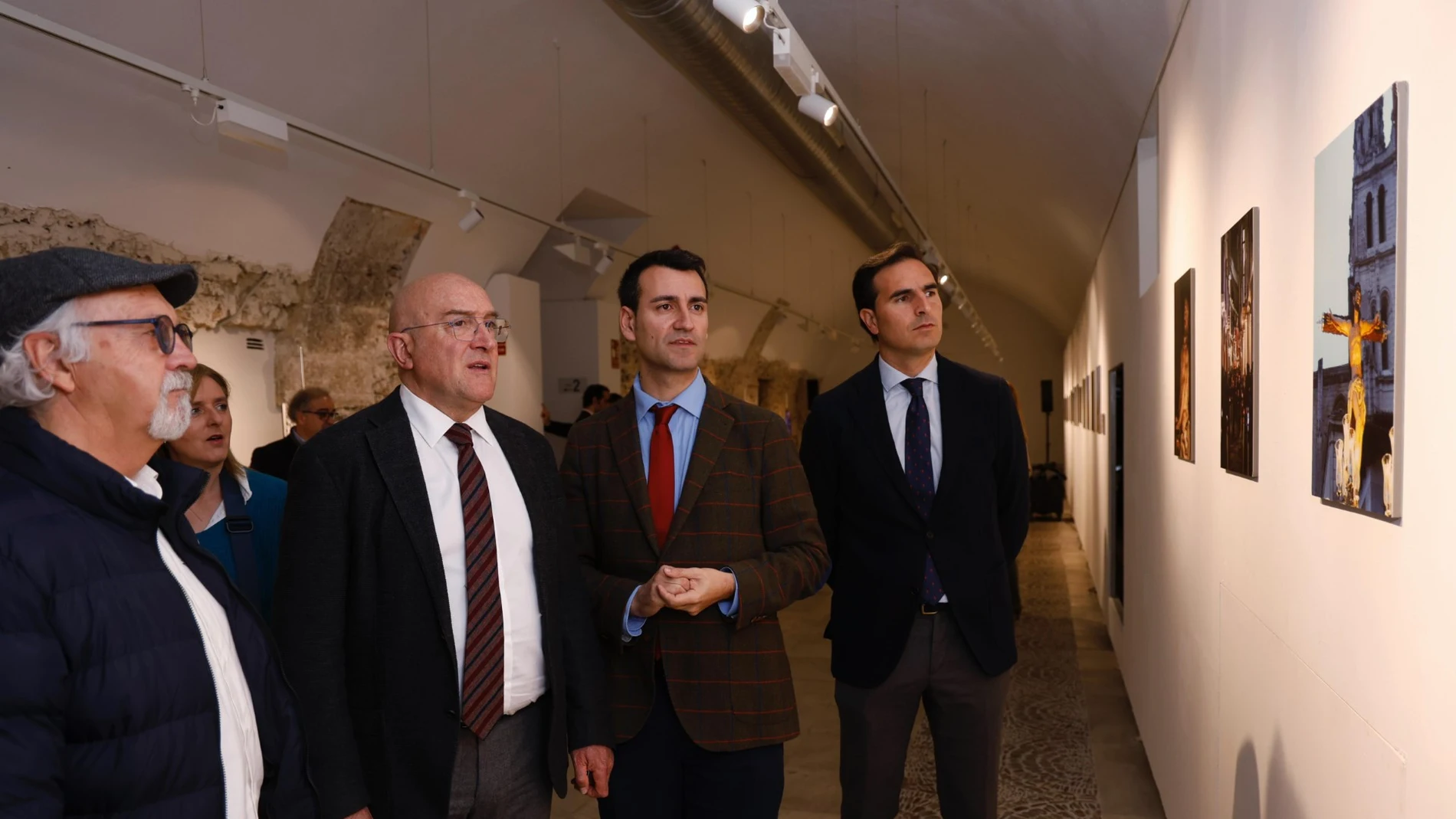 Los alcaldes Jesús Julio Carnero, David Esteban y Guzmán Gómez presentan la exposición