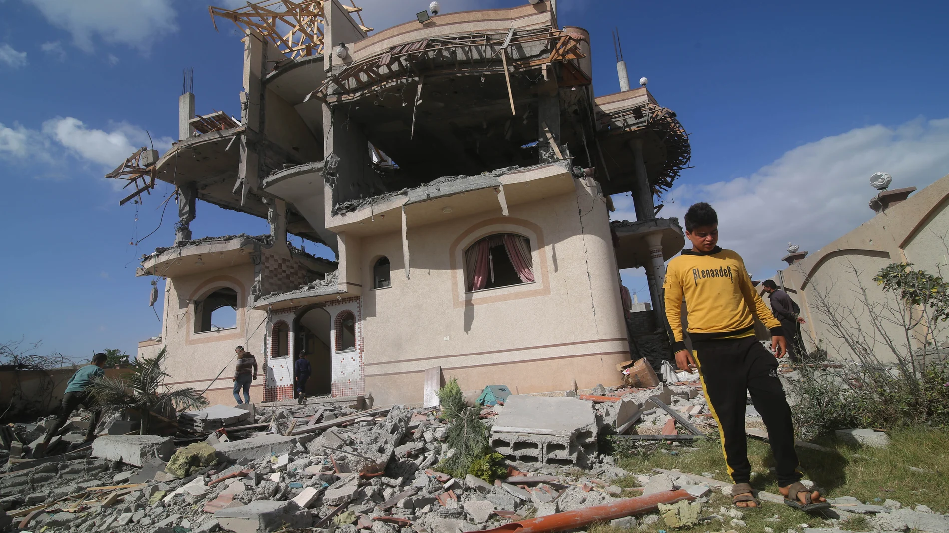 Palestinos frente a un edificio destruido por un bombardeo del Ejército de Israel contra la ciudad de Rafá, en el sur de la Franja de Gaza (archivo)22/03/2024