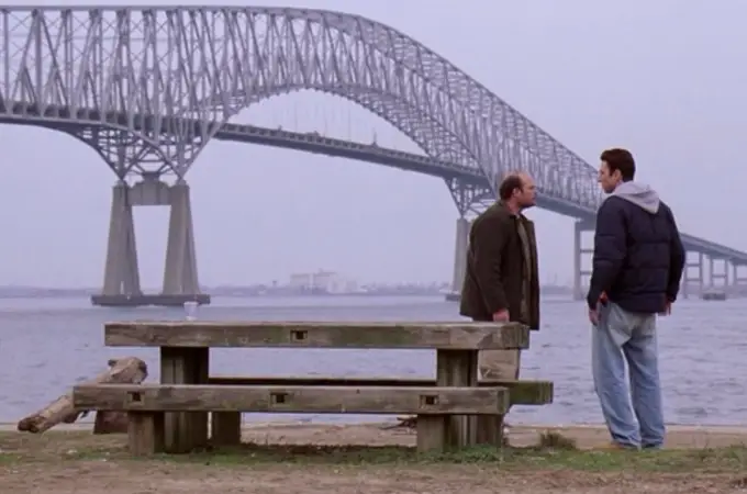 La escena de la serie 'The Wire' que se desarrolla ante el puente derribado de Baltimore