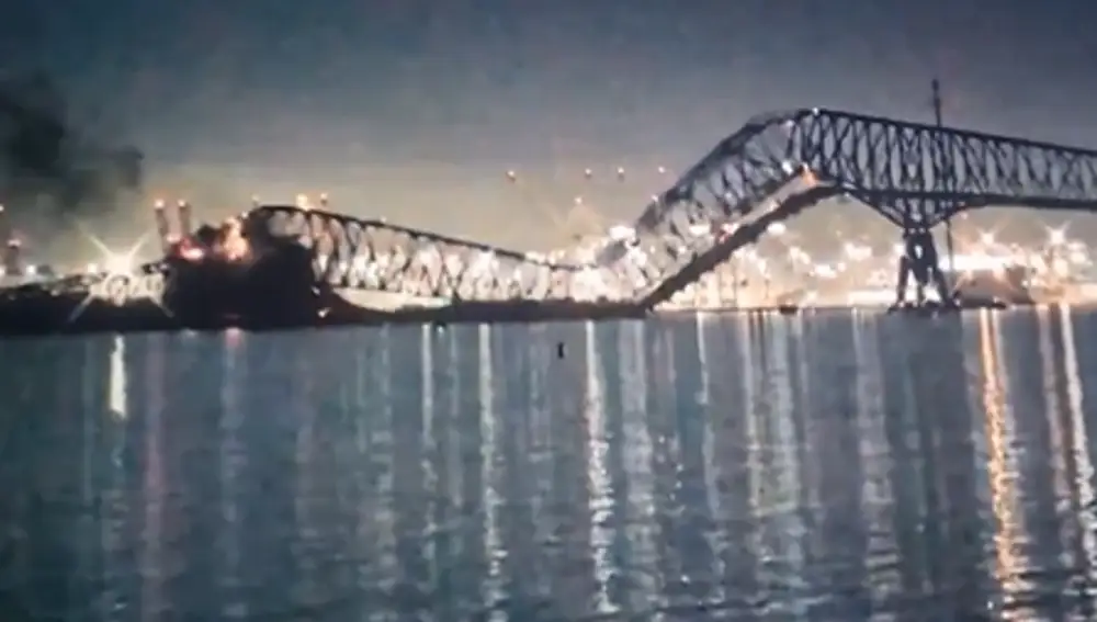 Se desploma un puente en Baltimore debido al choque de un carguero