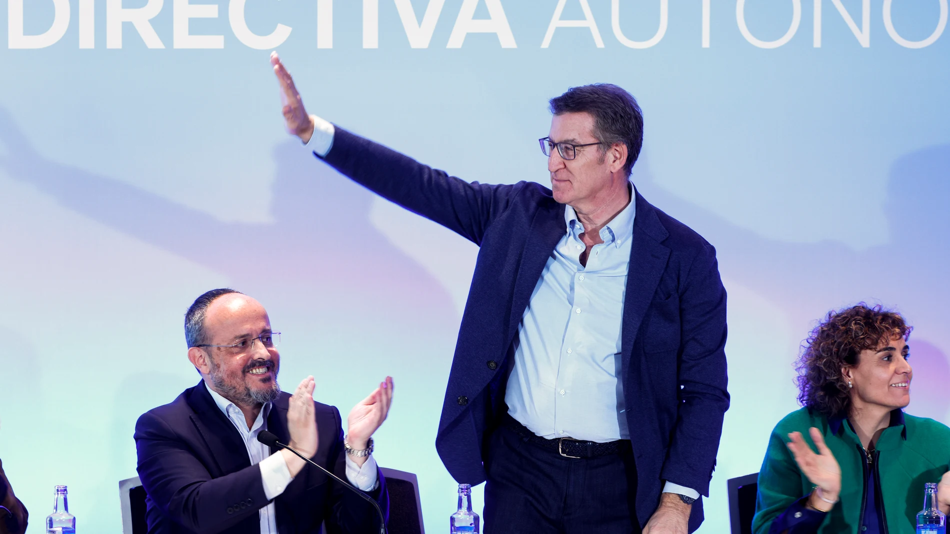 GRAFCAT1984. BARCELONA, 27/03/2024.- El presidente del PP, Alberto Núñez Feijóo, junto al presidente del PPC, Alejandro Fernández (i), propuesto como candidato a las elecciones catalanas del 12 de mayo; y la eurodiputada Dolors Montserrat (d), que será la responsable de la campaña electoral; durante la Junta Directiva Autonómica del PP de Cataluña. EFE/Quique García