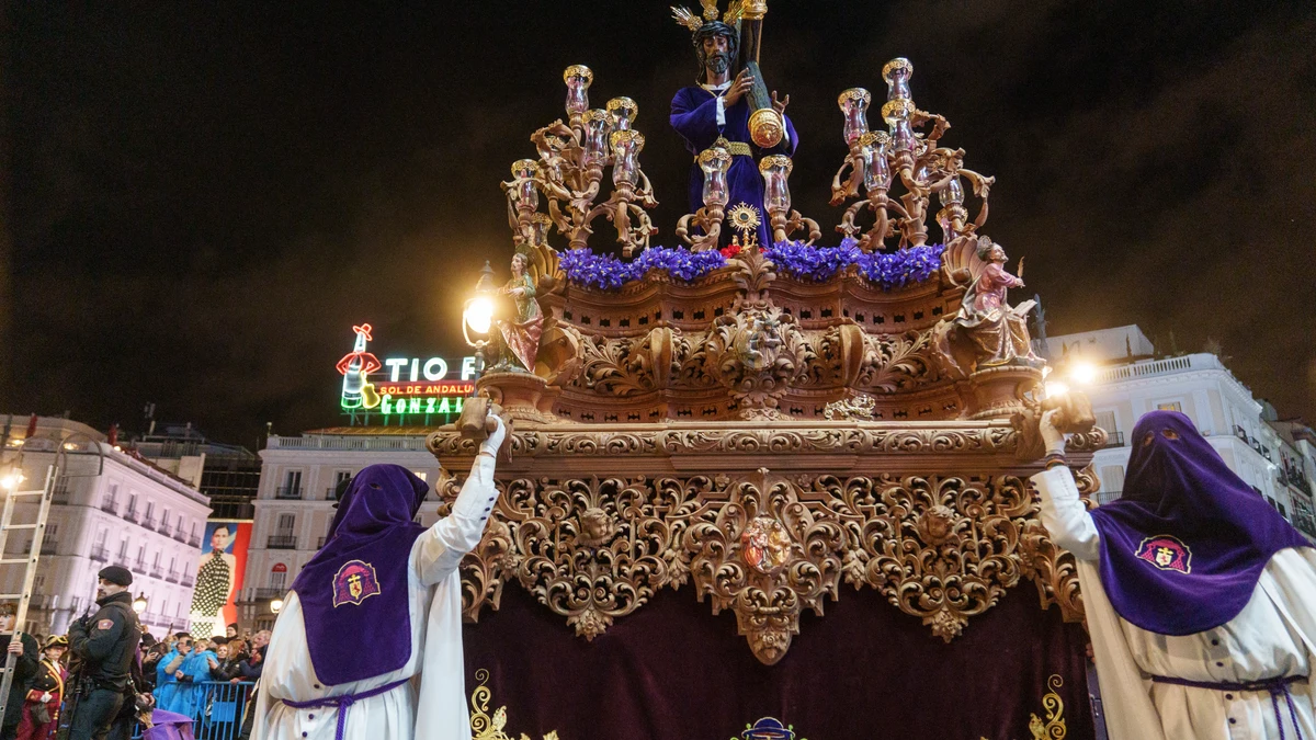 Susto en la procesión de “Los Gitanos” de Madrid al engancharse la imagen de Jesús de la Salud
