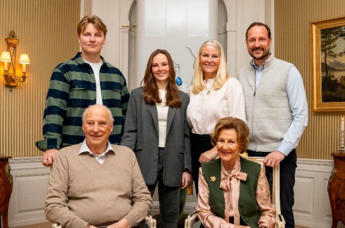 El rey Harald de Noruega junto a su familia