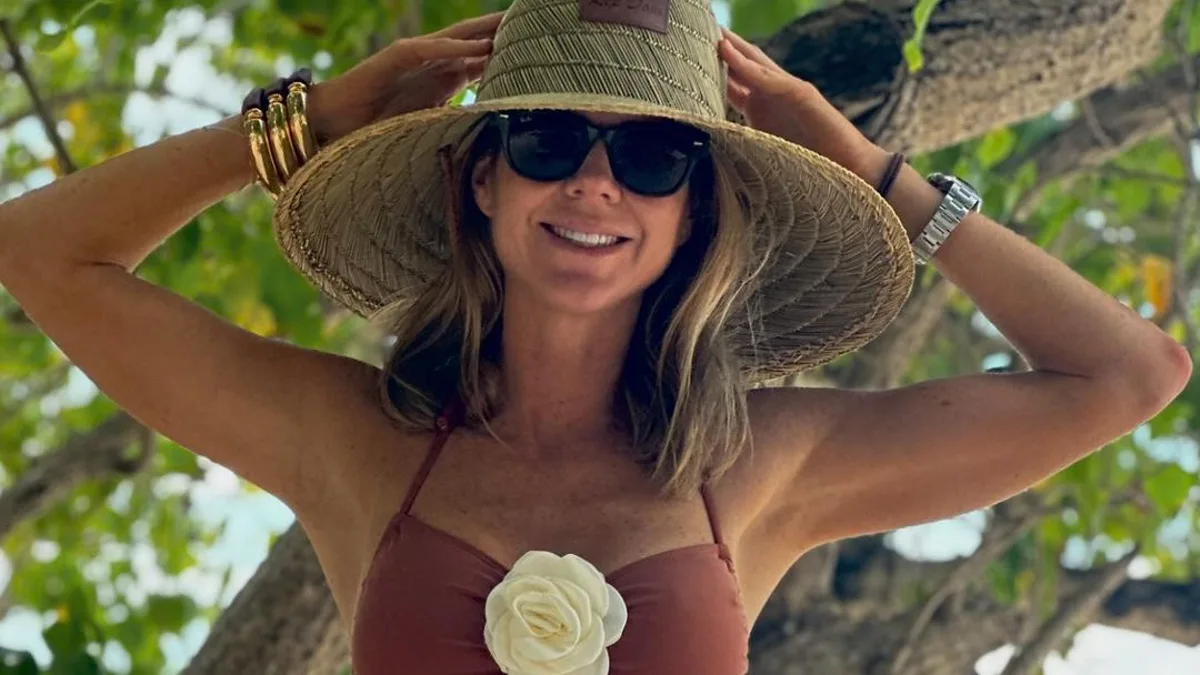 Amelia Bono se vuelve a pasar el juego de la moda desde el Caribe con este precioso bikini con maxi flor que necesitamos ya