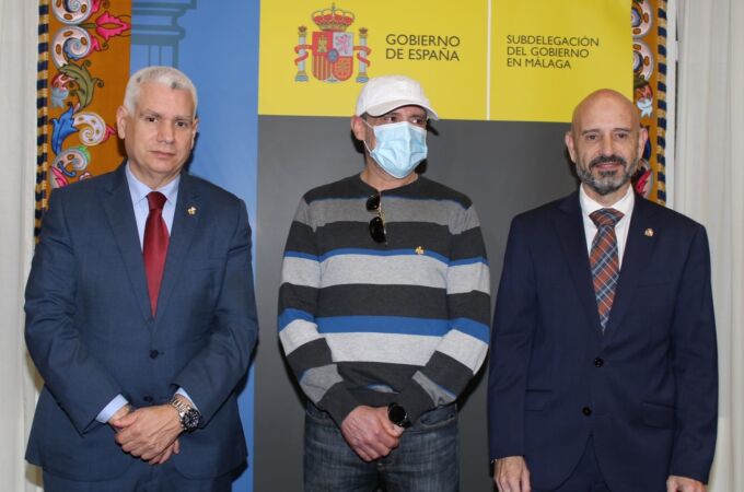 Rueda de prensa de presentación del preso que será indultado por la Cofradía de El Rico, junto al hermano mayor y el subdelegado del Gobierno en Málaga