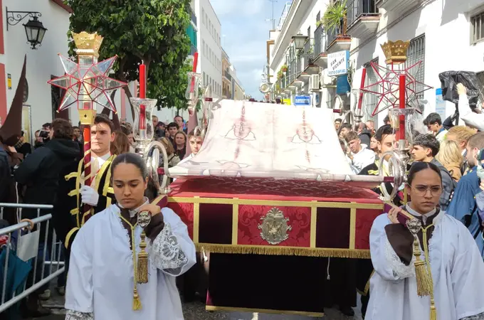 Salen las dos primeras procesiones del Miércoles Santo en Sevilla con un riesgo elevado de lluvia