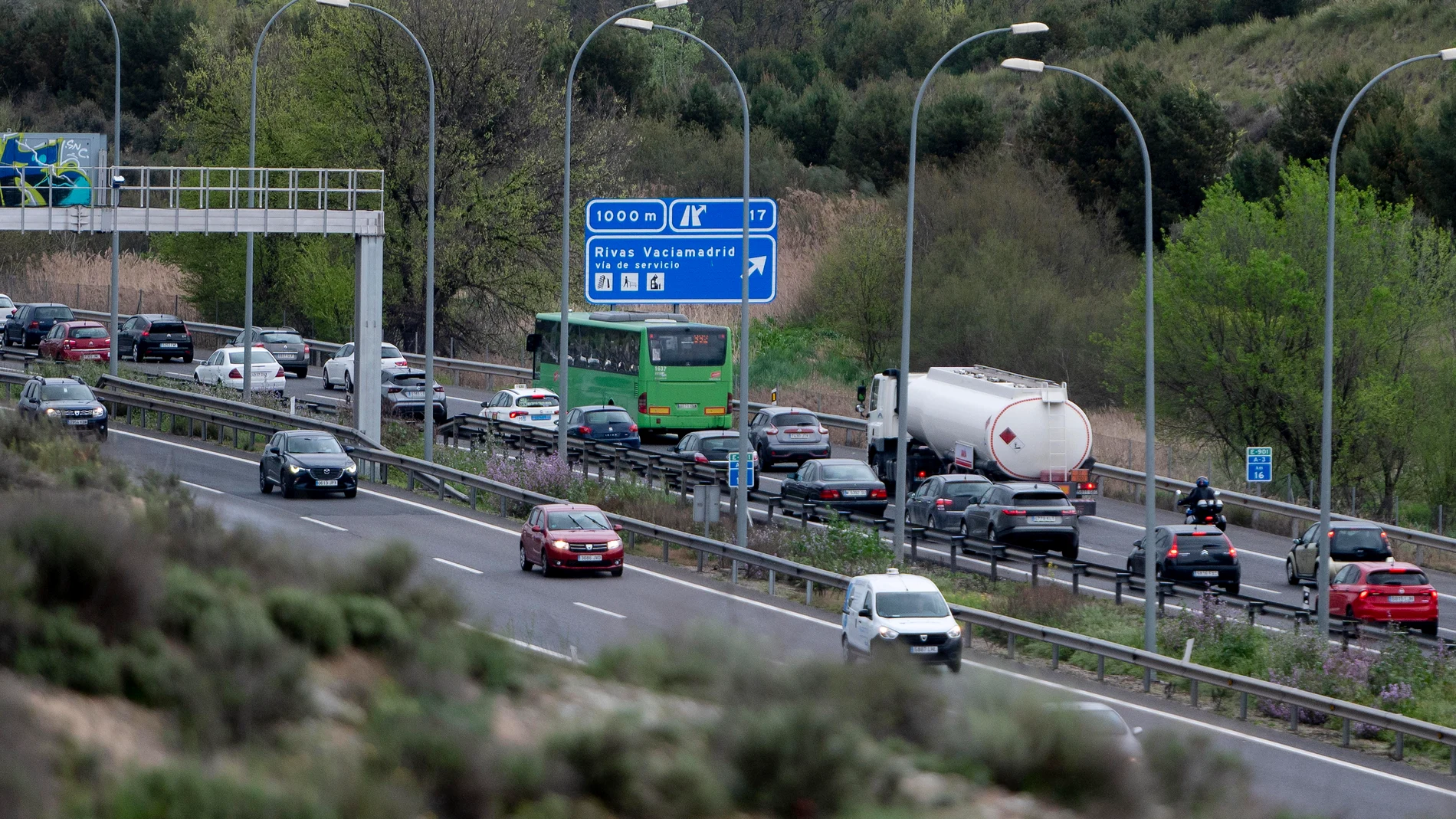 Tráfico en la autovía A-3 durante la segunda fase de la operación salida por Semana Santa, a 27 de marzo de 2024, en Madrid (España). La Dirección General de Tráfico (DGT) puso en marcha la operación salida de Semana Santa el viernes 22 de marzo a las 15.00 horas y el despliegue especial de tráfico concluirá el lunes 1 de abril a las 00.00 horas. La DGT prevé 16,5 millones de desplazamientos en estas fechas vacacionales, un 1% más que en el mismo periodo de 2023. Solo en esta segunda fase, de...