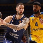 Jovic busca a un compañero del Valencia Basket ante la defensa de Lorenzo Brown