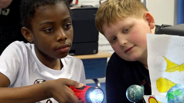 Alumnos de una escuela de Cleveland trabajan en un proyecto sobre el eclipse