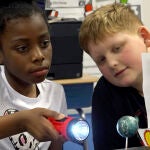 Alumnos de una escuela de Cleveland trabajan en un proyecto sobre el eclipse