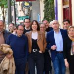 La secretaria general del PSPV, Diana Morant, coge por el hombro a Ángel Franco al llegar a un acto del partido en Alicante en febrero pasado.