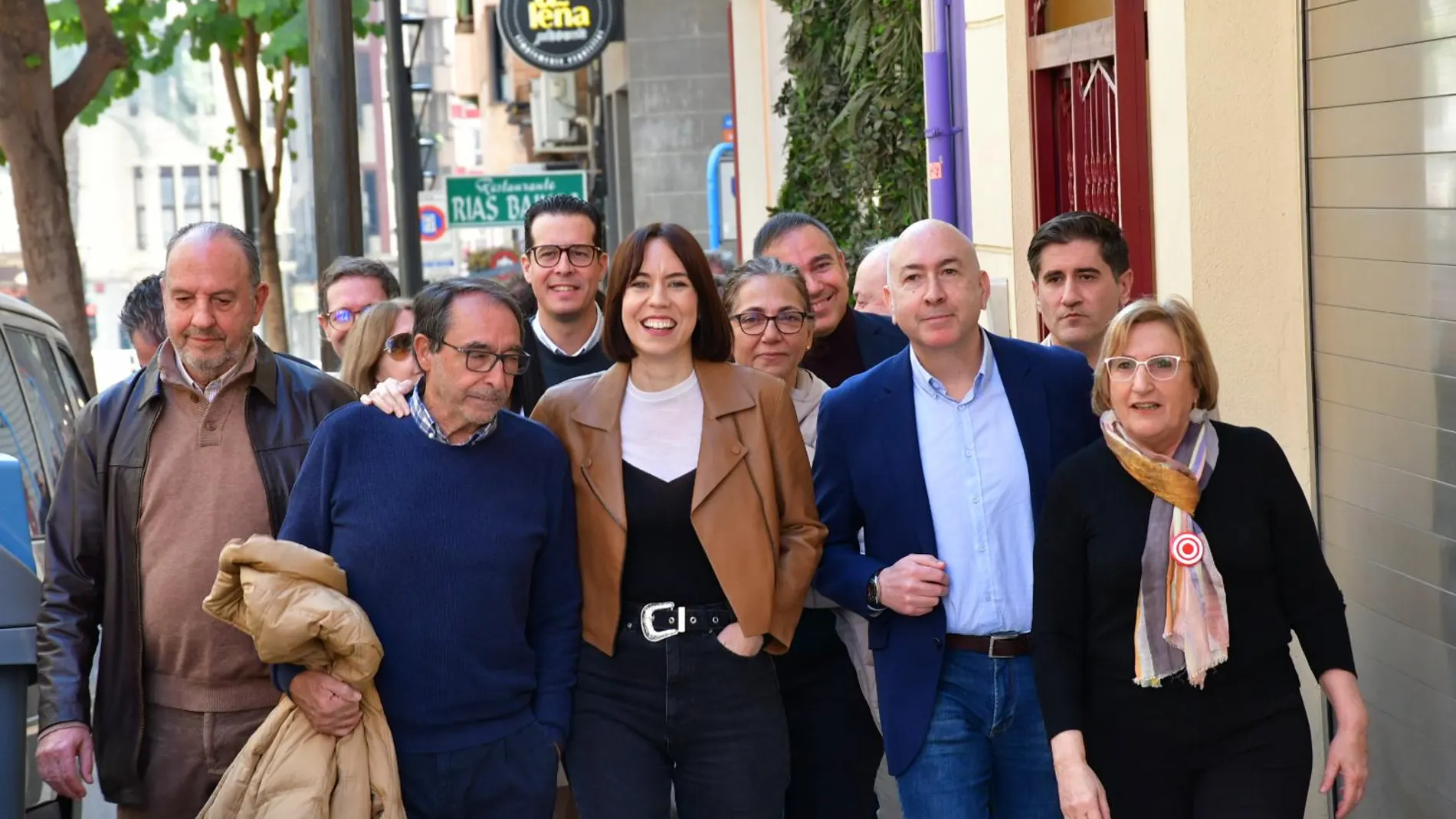 La secretaria general del PSPV, Diana Morant, coge por el hombro a Ángel Franco al llegar a un acto del partido en Alicante en febrero pasado.