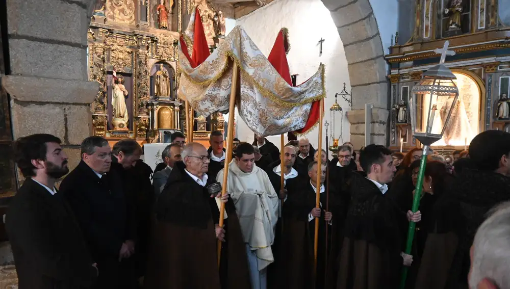 El vicepresidente García-Gallardo asiste en la localidad zamorana de Bercianos de Aliste a la eucaristía celebrada en la iglesia de San Mamés