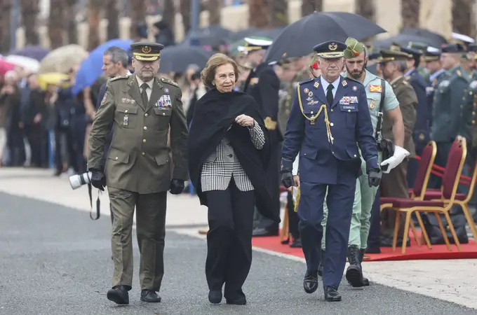 La Reina Sofía de lo más elegante (y siguiendo el protocolo) en este Jueves Santo bajo la lluvia en Málaga 