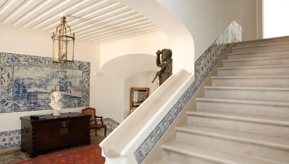 Numerosas estancias de Casa Palmela están adornadas con la típica azulejería portuguesa de tonos azules y blancos