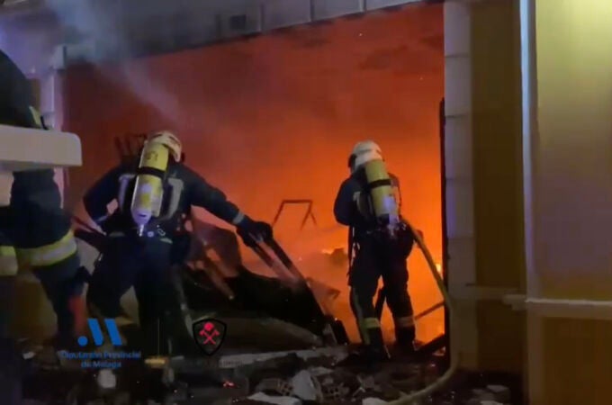 Bomberos durante el incendio en Cancelada (Estepona) 