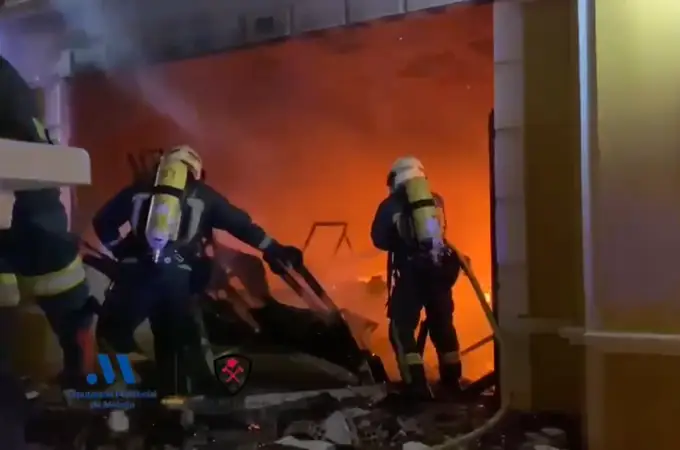 Un incendio en Cancelada (Estepona) deja un local de dos plantas totalmente calcinado