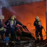 Bomberos durante el incendio en Cancelada (Estepona) 