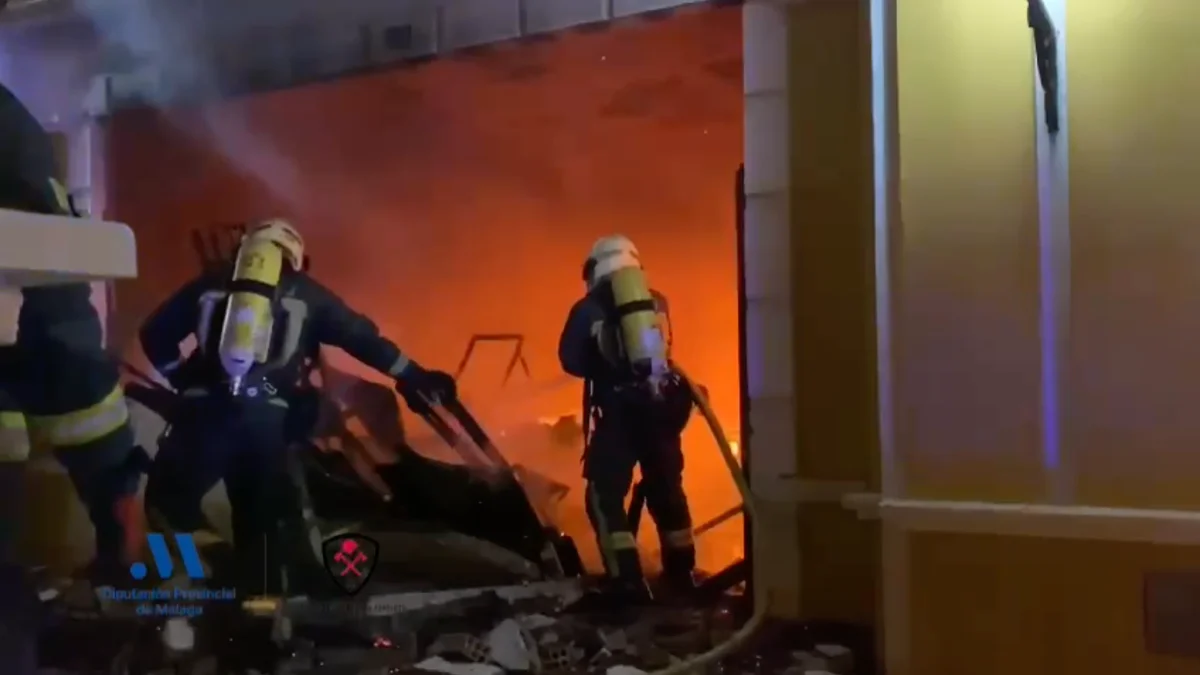Un incendio en Cancelada (Estepona) deja un local de dos plantas totalmente calcinado