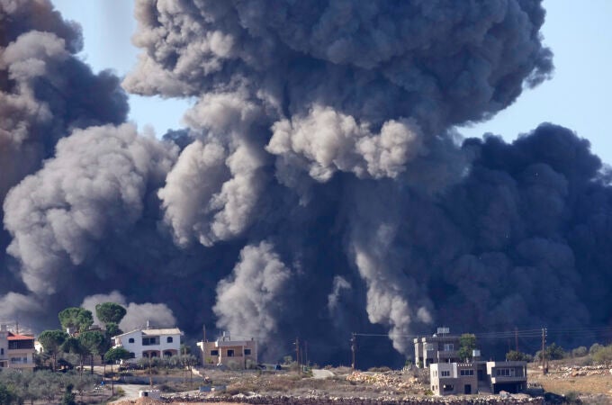 Columnas de humo tras un bombardeo israelí en la localidad fronteriza libanesa de Aita Al Shaab
