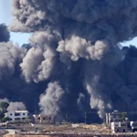 Columnas de humo tras un bombardeo israelí en la localidad fronteriza libanesa de Aita Al Shaab