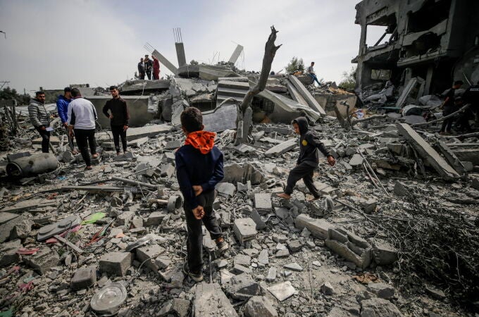 Bombardeo israelí contra el campo de refugiados de Al Maghazi, en el sur de Gaza, el pasado viernes
